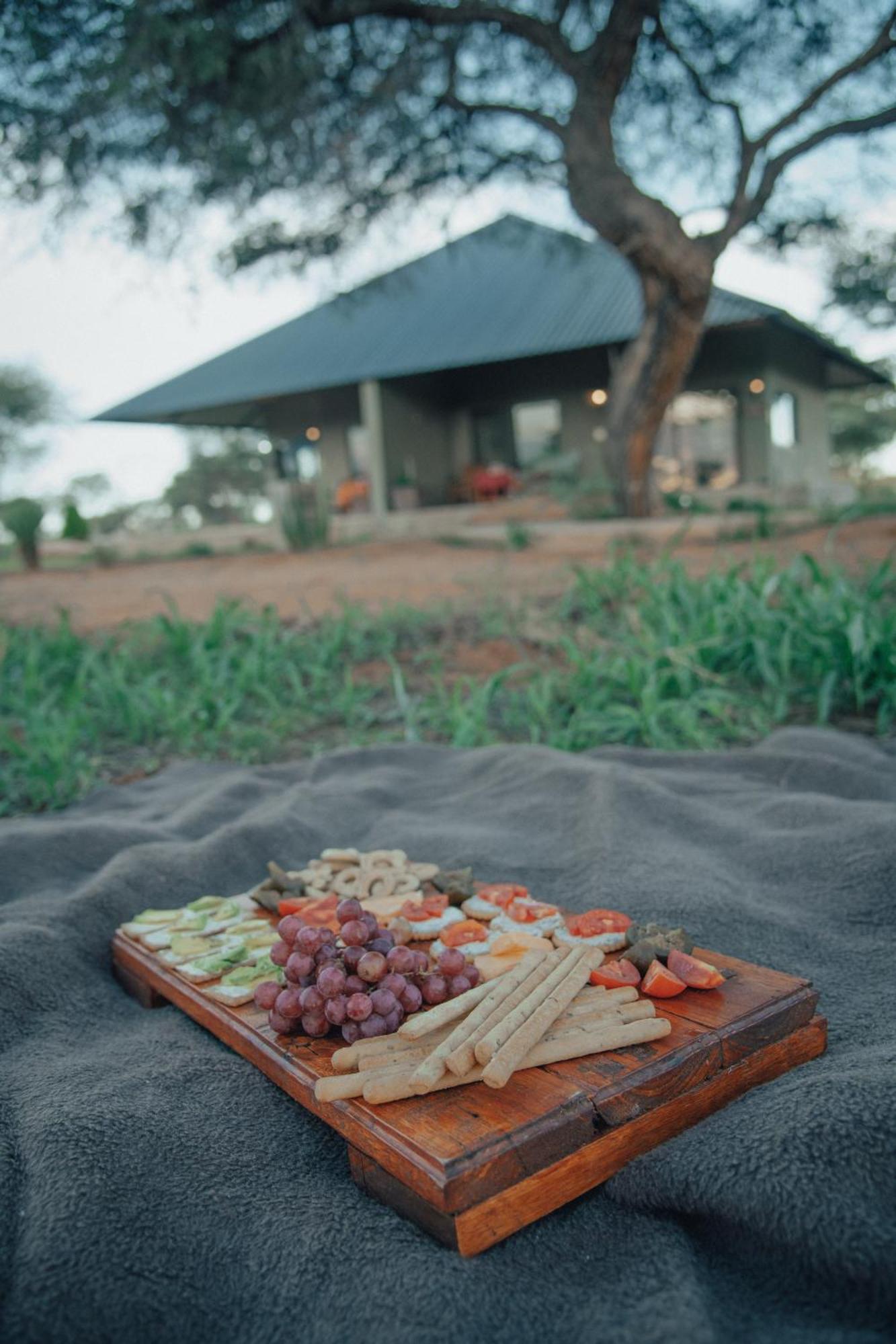 Africa Awaits Lodge & Safaris Gobabis Exteriör bild