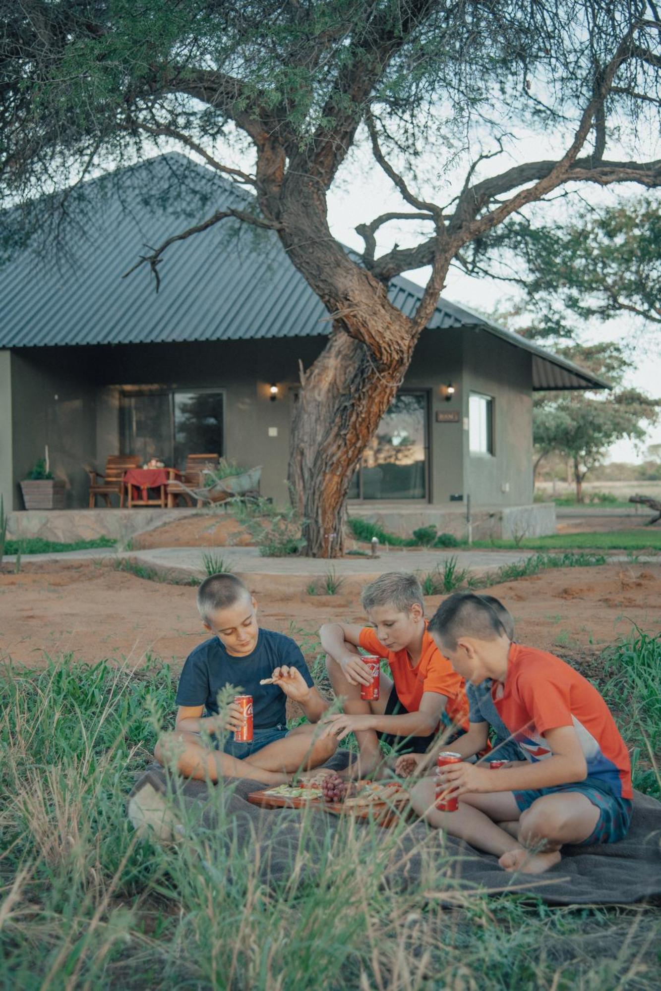 Africa Awaits Lodge & Safaris Gobabis Exteriör bild